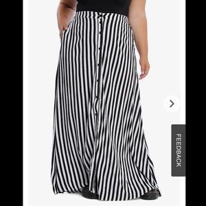 Hot topic NWT Plus Size 🖤🤍 Stripe Maxi Skirt 1X